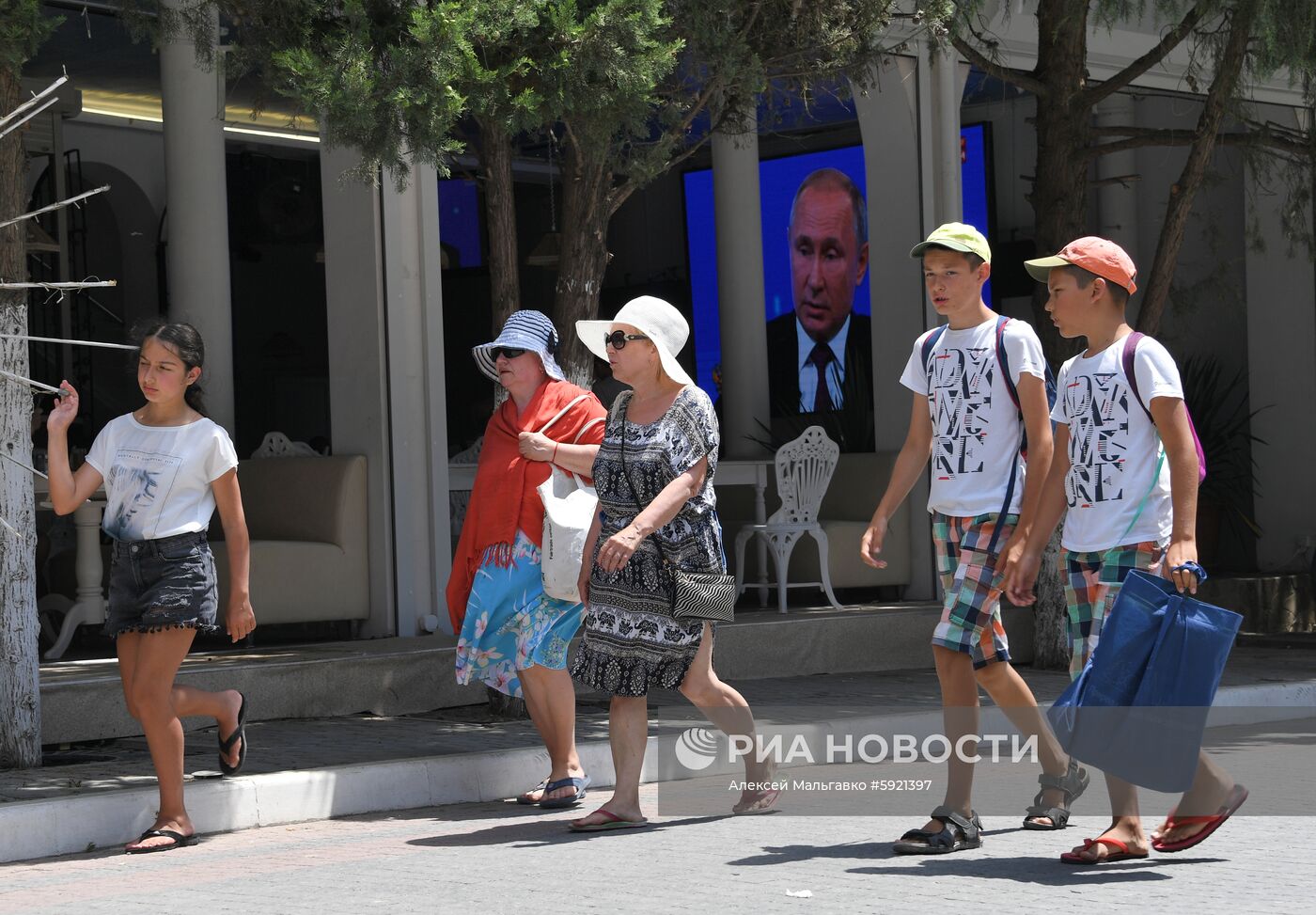 Трансляция прямой линии с президентом России Владимиром Путиным