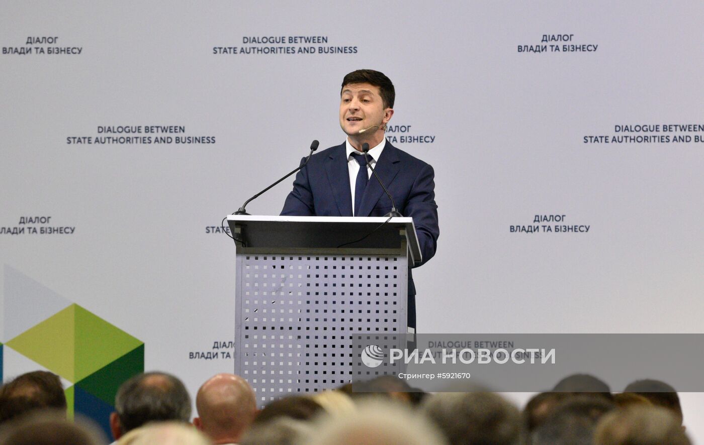Президент Украины Владимир Зеленский во время встречи с представителями бизнеса на форуме "Диалог власти и бизнеса" в Киеве. Место: Украина, Киев. Автор: Стрингер/РИА Новости. Встреча президента Украины В. Зеленского с представителями бизнеса в Киеве