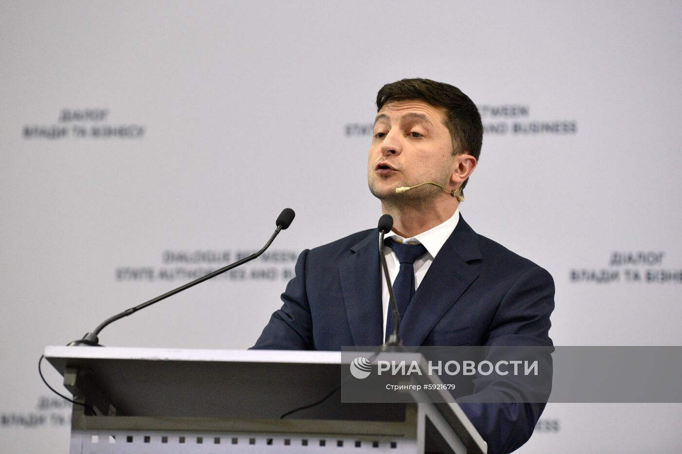 Президент Украины Владимир Зеленский во время встречи с представителями бизнеса на форуме "Диалог власти и бизнеса" в Киеве. Место: Украина, Киев. Автор: Стрингер/РИА Новости. Встреча президента Украины В. Зеленского с представителями бизнеса в Киеве
