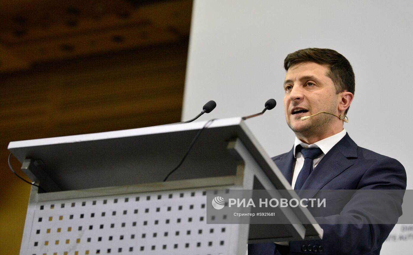 Президент Украины Владимир Зеленский во время встречи с представителями бизнеса на форуме "Диалог власти и бизнеса" в Киеве. Место: Украина, Киев. Автор: Стрингер/РИА Новости. Встреча президента Украины В. Зеленского с представителями бизнеса в Киеве