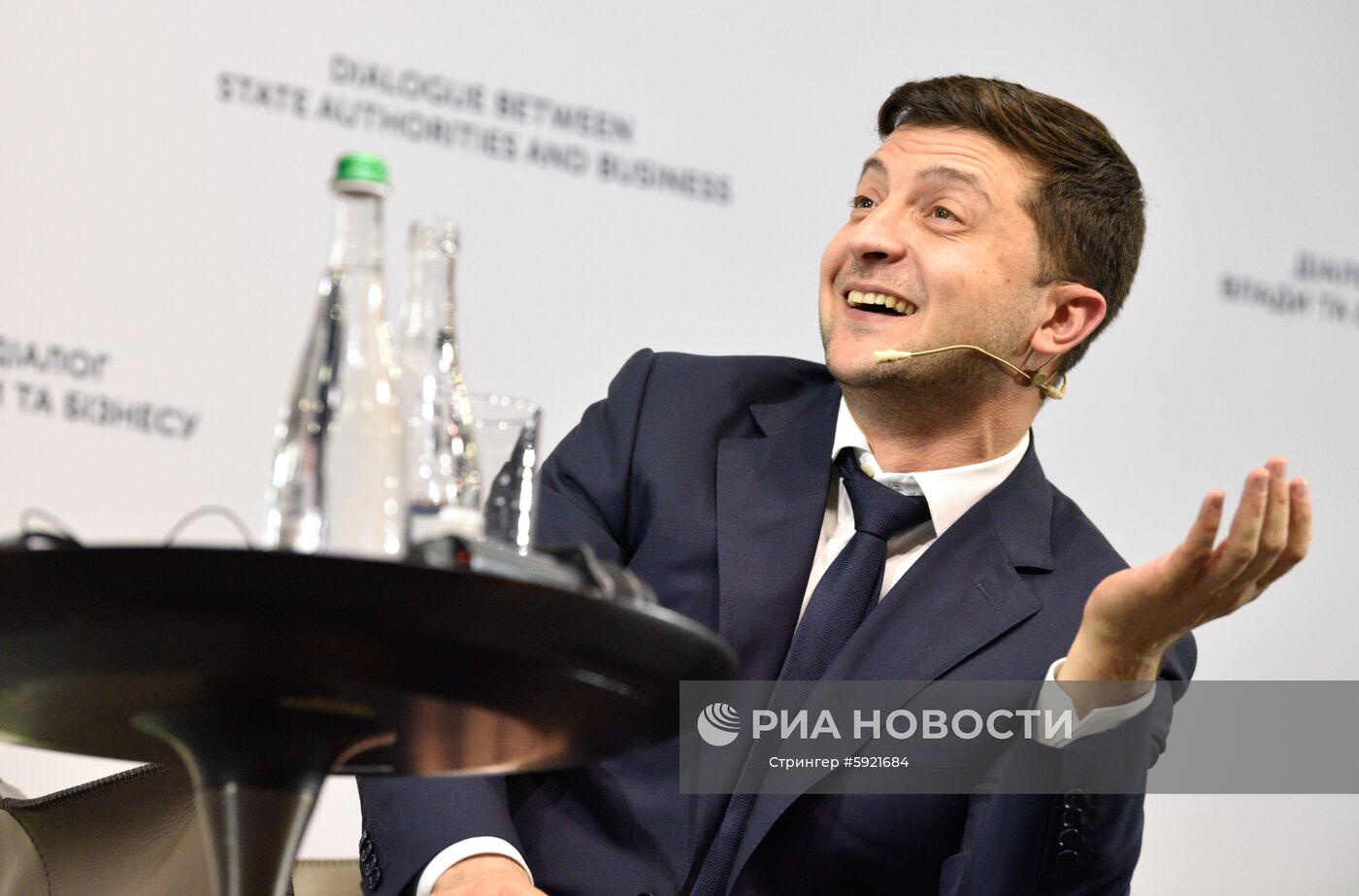 Президент Украины Владимир Зеленский во время встречи с представителями бизнеса на форуме "Диалог власти и бизнеса" в Киеве. Место: Украина, Киев. Автор: Стрингер/РИА Новости. Встреча президента Украины В. Зеленского с представителями бизнеса в Киеве