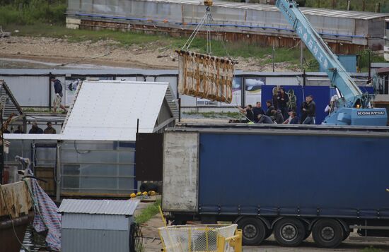 Косаток из "китовой тюрьмы" начали перегружать в машины для выпуска