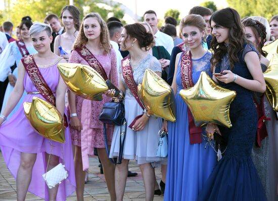 Празднование школьного выпускного в Чите