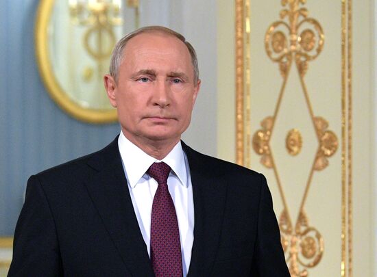 Обращение президента РФ В. Путина к выпускникам российских школ