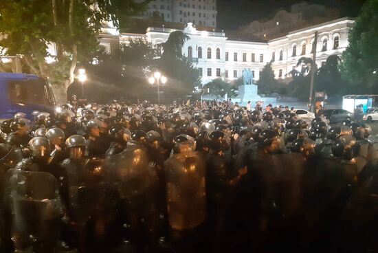 Акция протеста у здания парламента Грузии