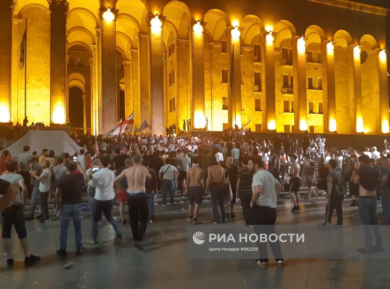 Акция протеста у здания парламента Грузии