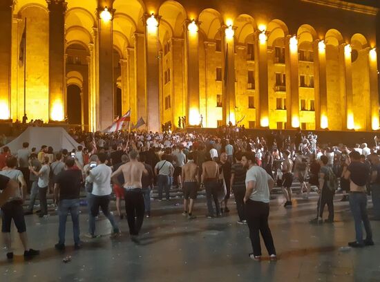 Акция протеста у здания парламента Грузии