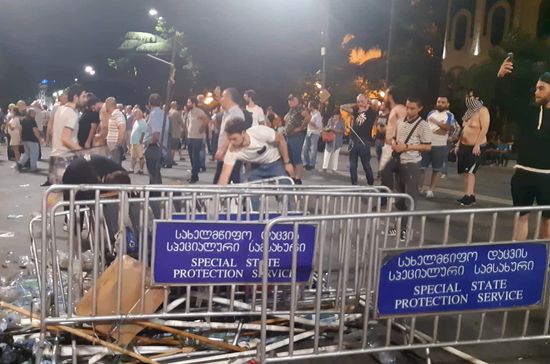 Акция протеста у здания парламента Грузии