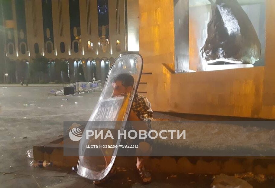 Акция протеста у здания парламента Грузии