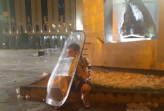 Акция протеста у здания парламента Грузии