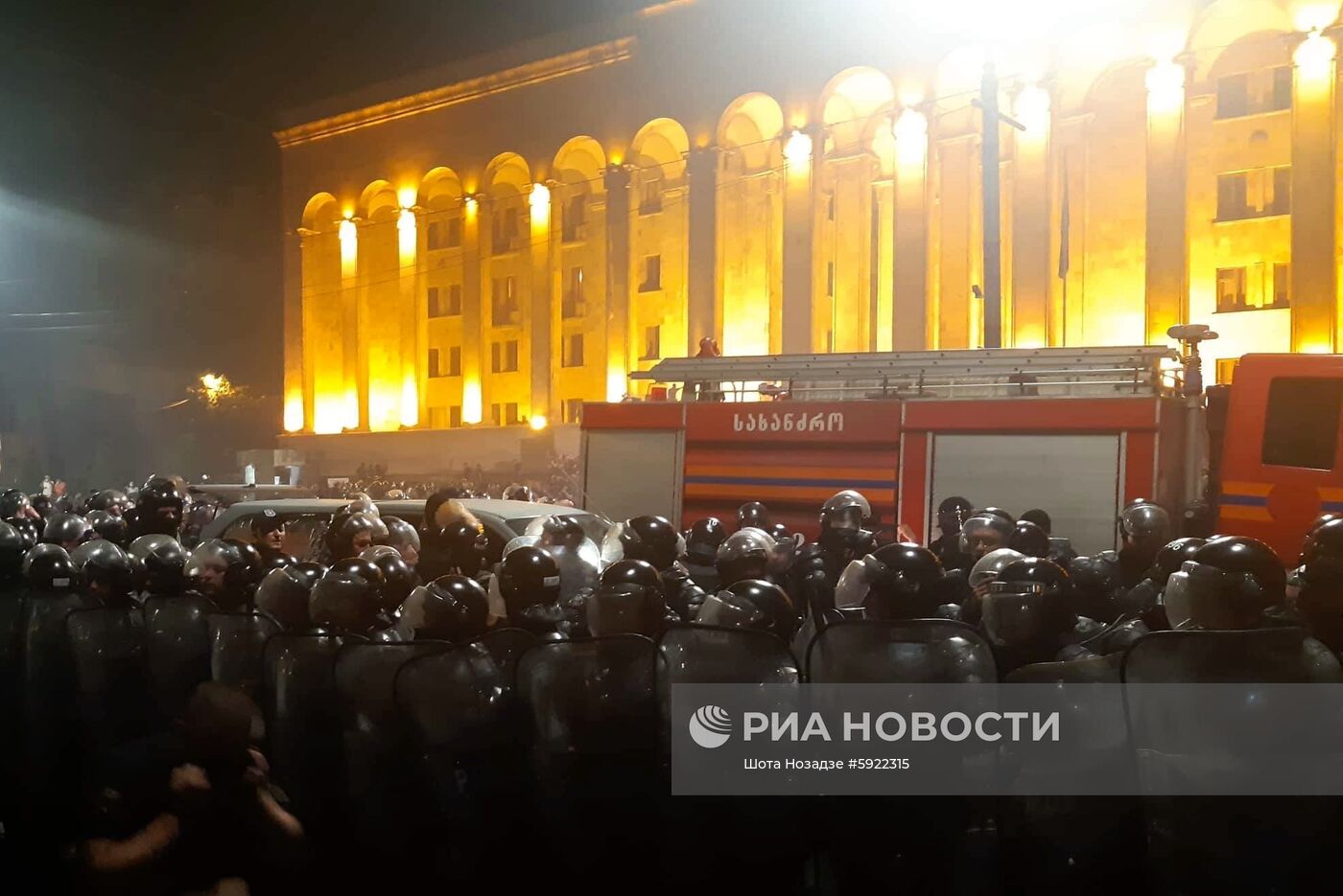 Акция протеста у здания парламента Грузии