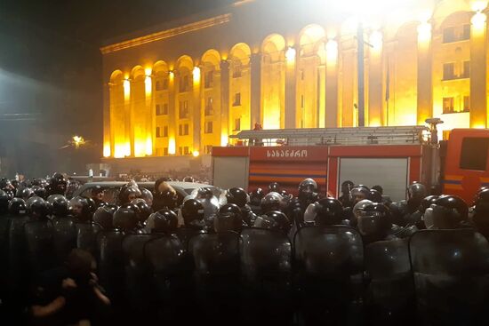 Акция протеста у здания парламента Грузии