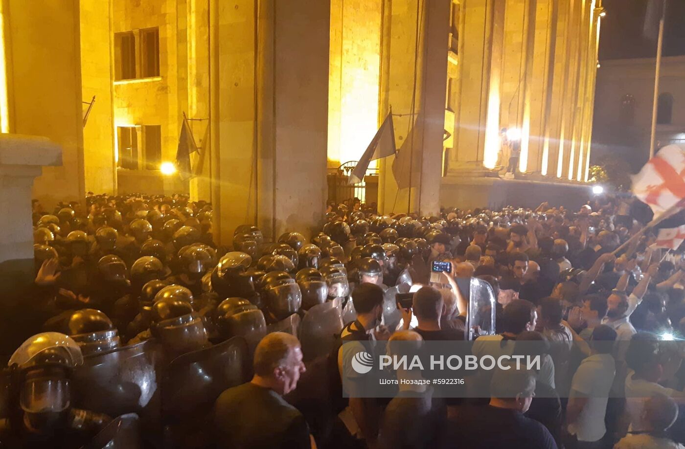 Акция протеста у здания парламента Грузии