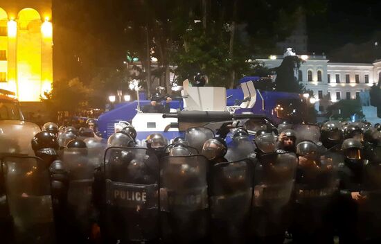 Акция протеста у здания парламента Грузии