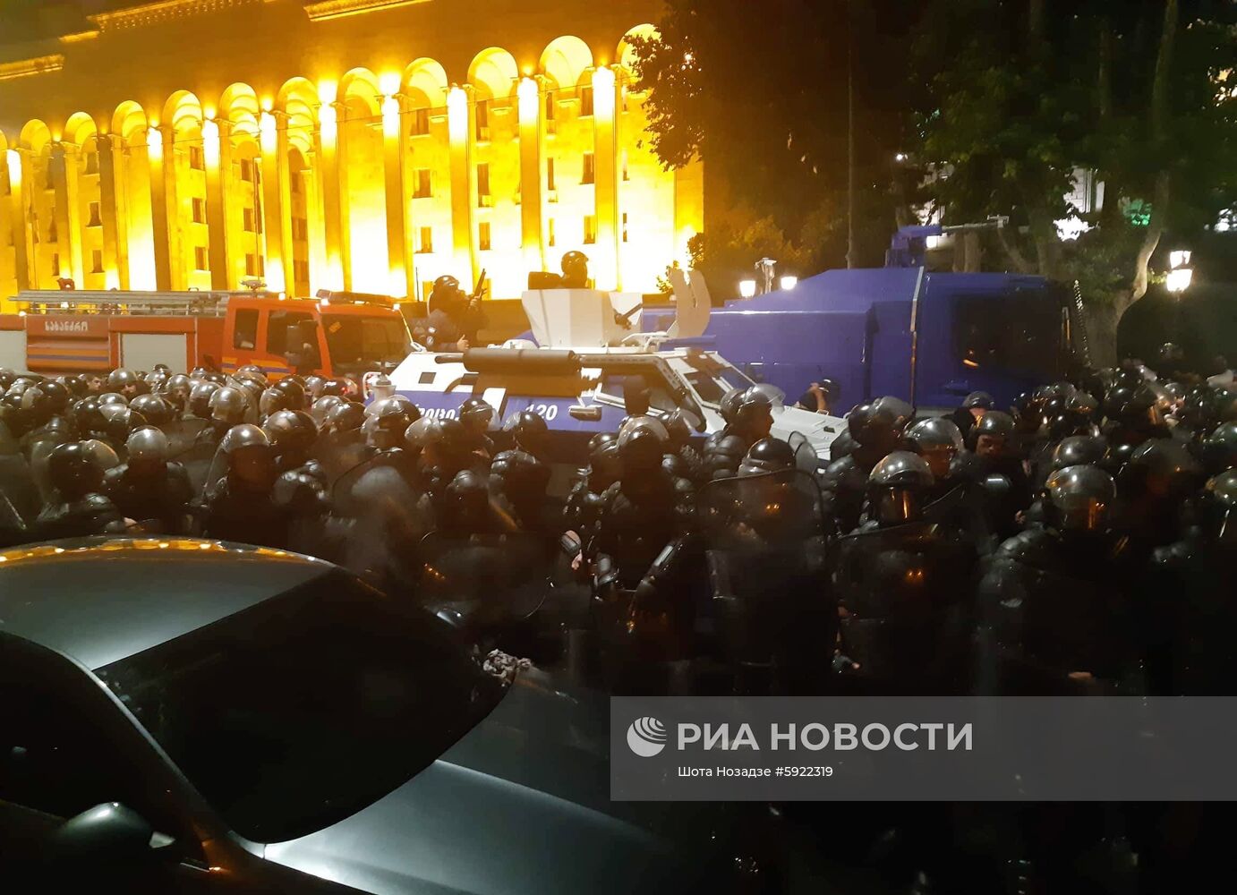 Акция протеста у здания парламента Грузии