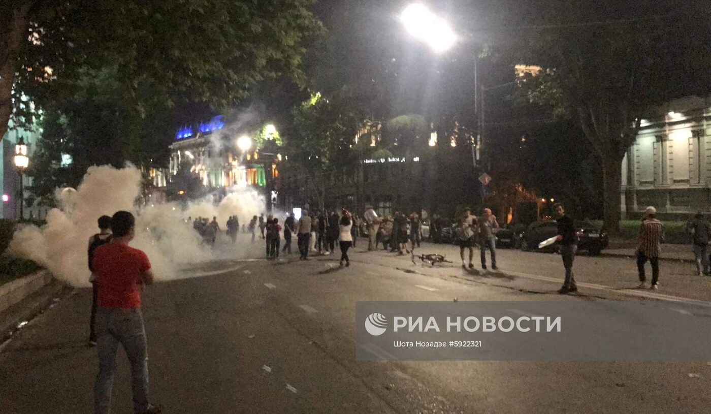 Акция протеста у здания парламента Грузии