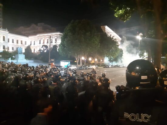 Акция протеста у здания парламента Грузии