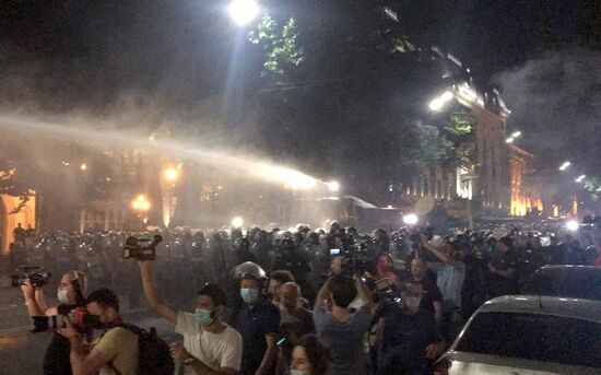 Акция протеста у здания парламента Грузии