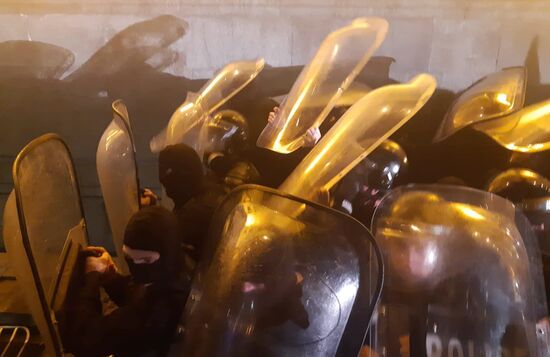 Акция протеста у здания парламента Грузии