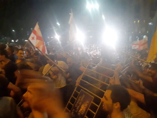 Акция протеста у здания парламента Грузии