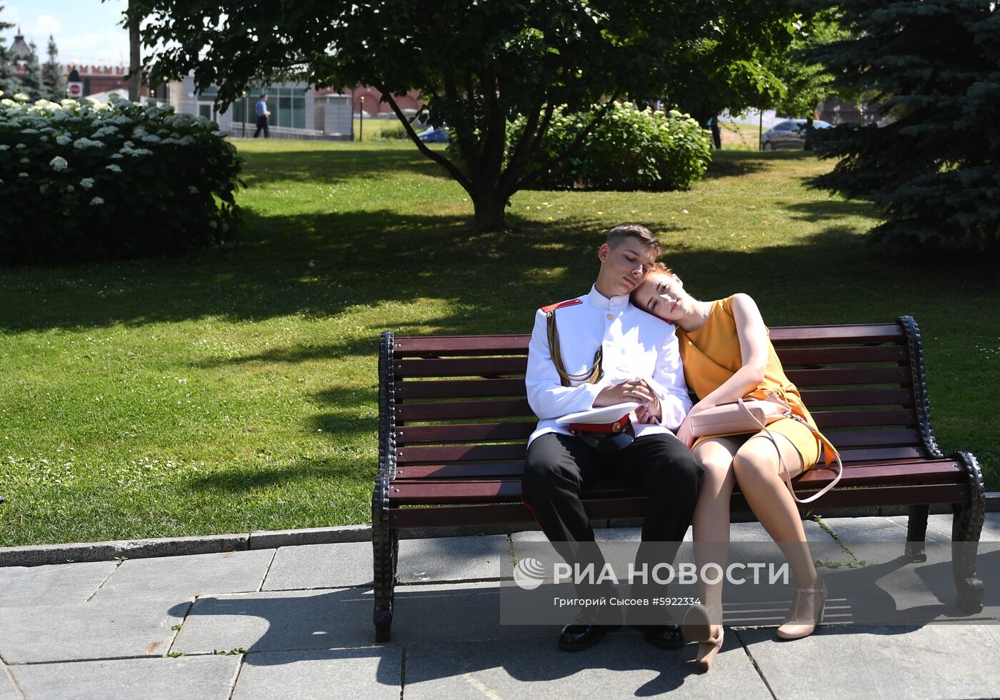 Вручение дипломов выпускникам военных вузов на Соборной площади Кремля