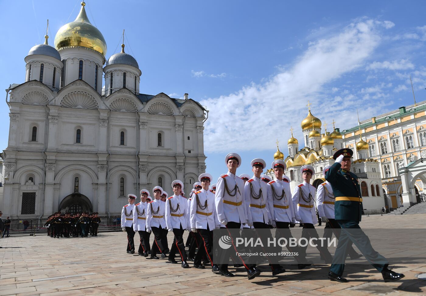 Вручение дипломов выпускникам военных вузов  на Соборной площади Кремля