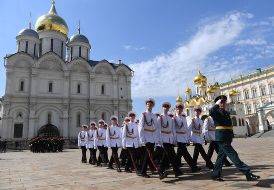 Вручение дипломов выпускникам военных вузов  на Соборной площади Кремля