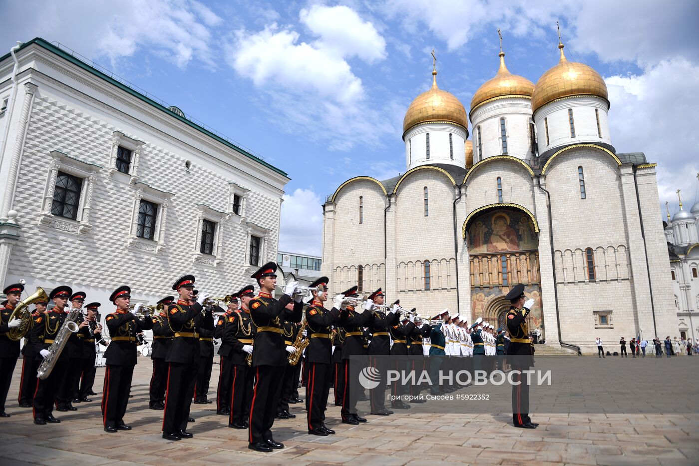 Вручение дипломов выпускникам военных вузов  на Соборной площади Кремля