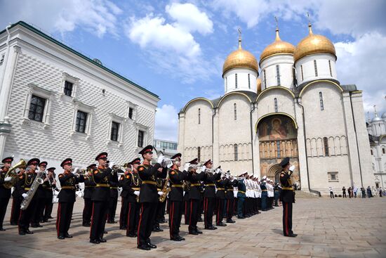 Вручение дипломов выпускникам военных вузов  на Соборной площади Кремля