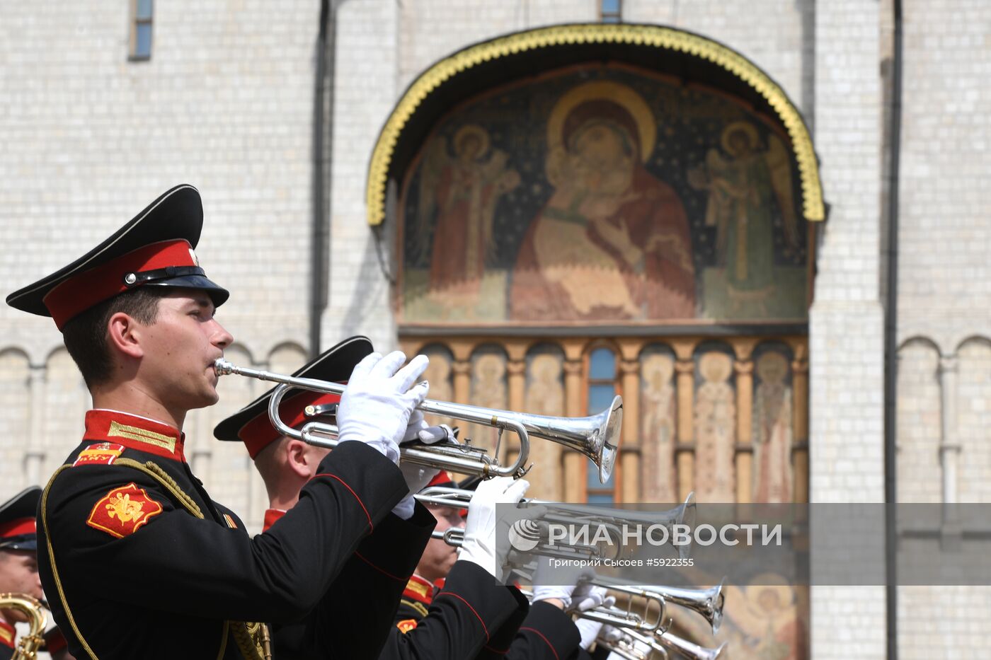 Вручение дипломов выпускникам военных вузов  на Соборной площади Кремля