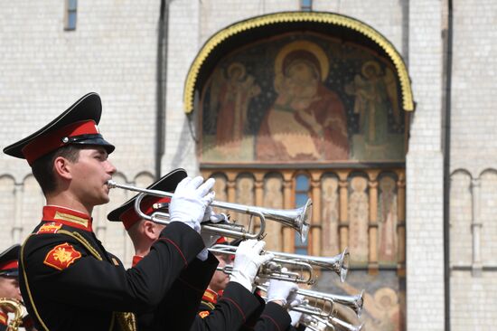 Вручение дипломов выпускникам военных вузов  на Соборной площади Кремля