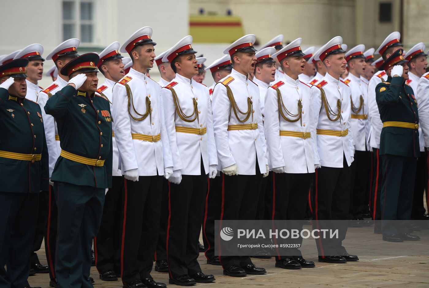 Вручение дипломов выпускникам военных вузов  на Соборной площади Кремля