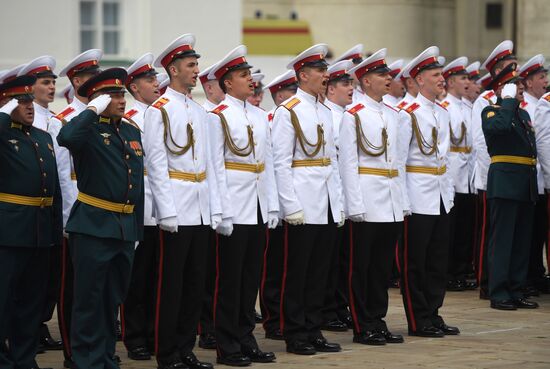 Вручение дипломов выпускникам военных вузов  на Соборной площади Кремля