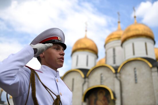 Вручение дипломов выпускникам военных вузов  на Соборной площади Кремля