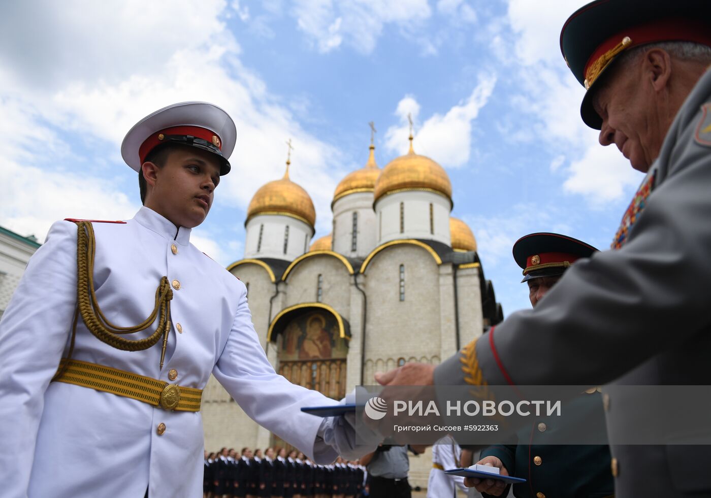 Вручение дипломов выпускникам военных вузов  на Соборной площади Кремля