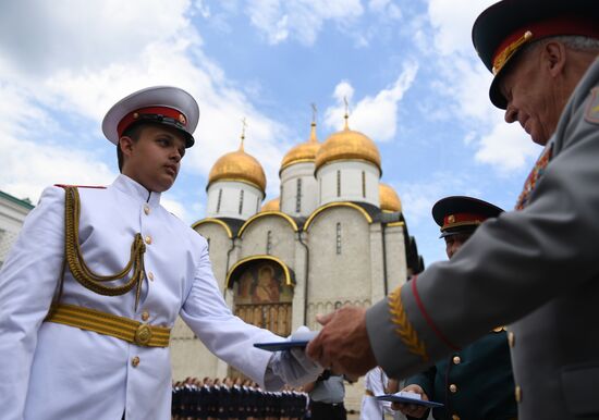 Вручение дипломов выпускникам военных вузов  на Соборной площади Кремля