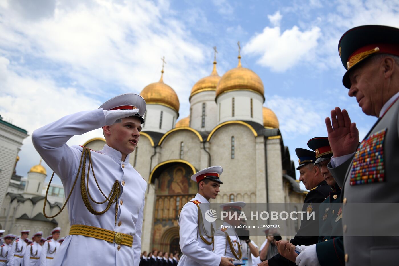 Вручение дипломов выпускникам военных вузов  на Соборной площади Кремля