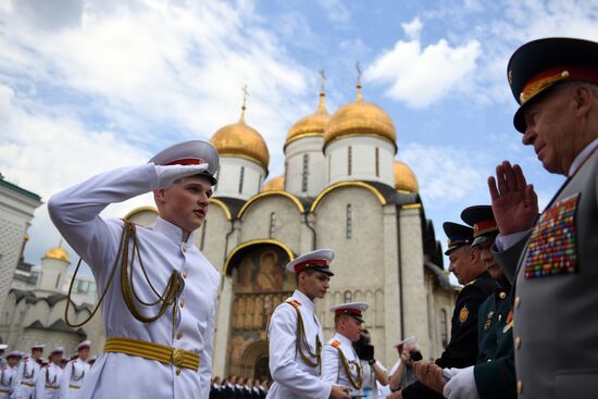 Вручение дипломов выпускникам военных вузов  на Соборной площади Кремля