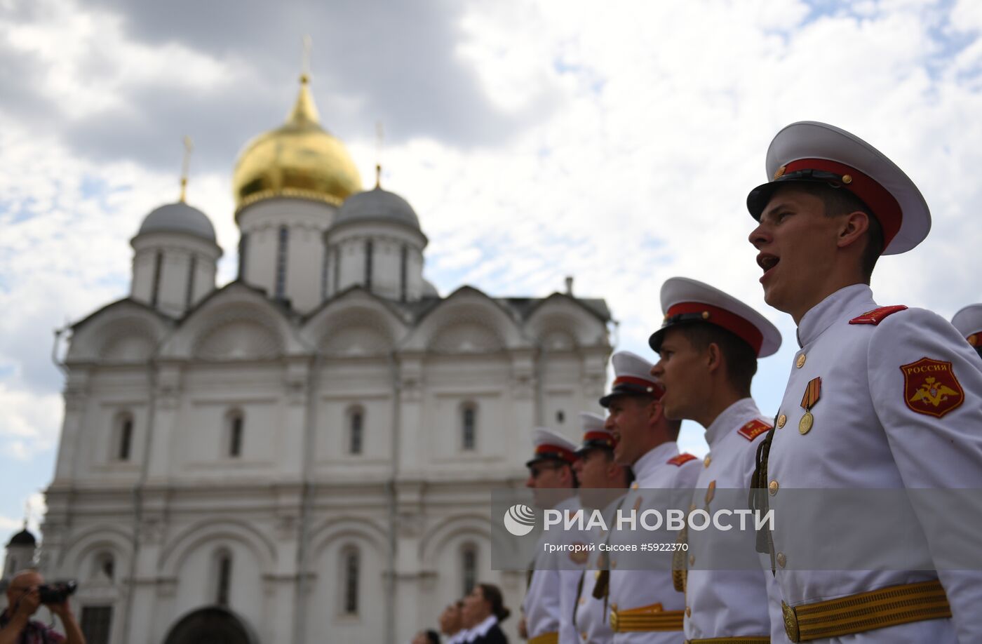 Вручение дипломов выпускникам военных вузов  на Соборной площади Кремля