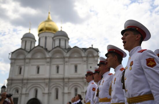 Вручение дипломов выпускникам военных вузов  на Соборной площади Кремля