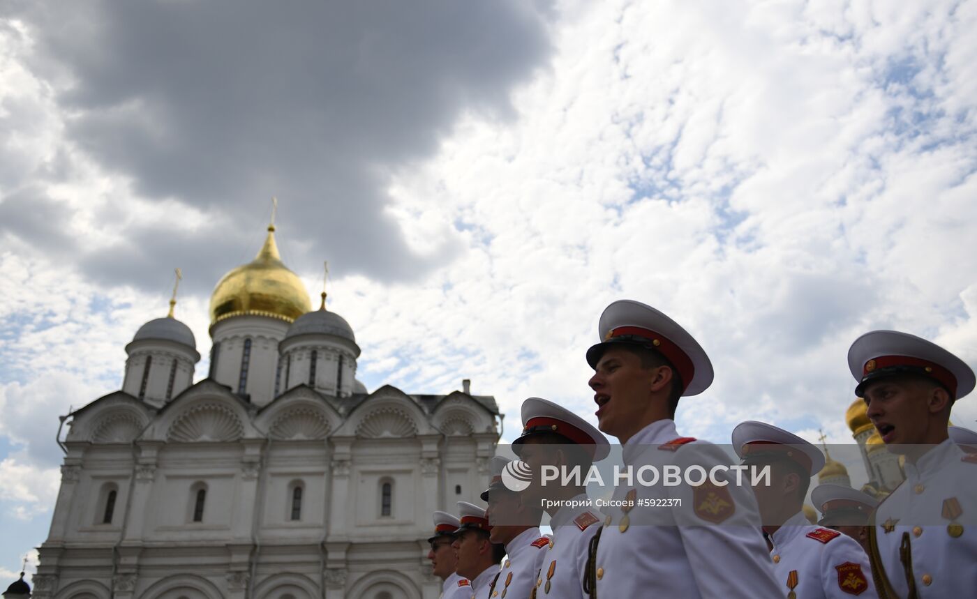 Вручение дипломов выпускникам военных вузов  на Соборной площади Кремля