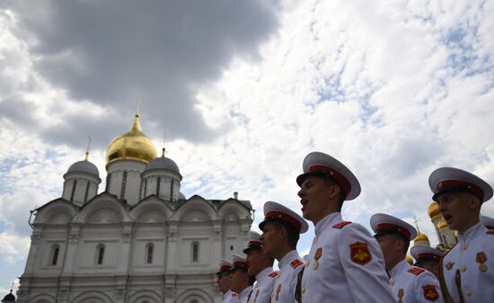 Вручение дипломов выпускникам военных вузов  на Соборной площади Кремля