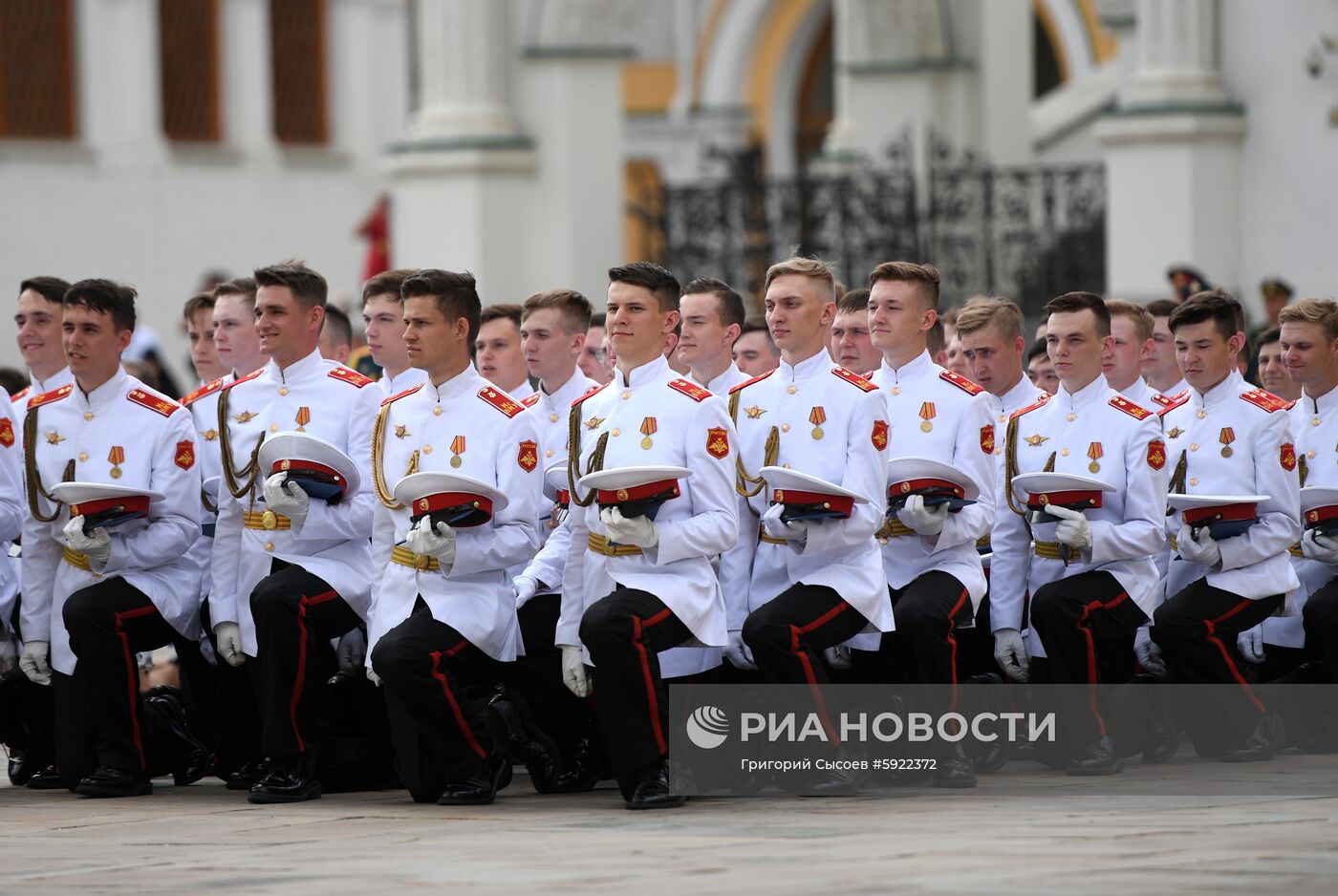 Вручение дипломов выпускникам военных вузов  на Соборной площади Кремля