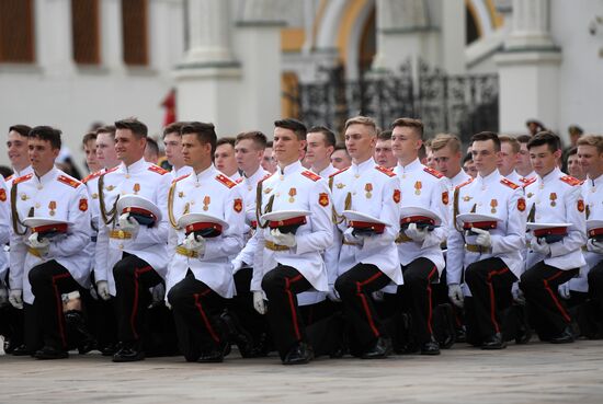 Вручение дипломов выпускникам военных вузов  на Соборной площади Кремля