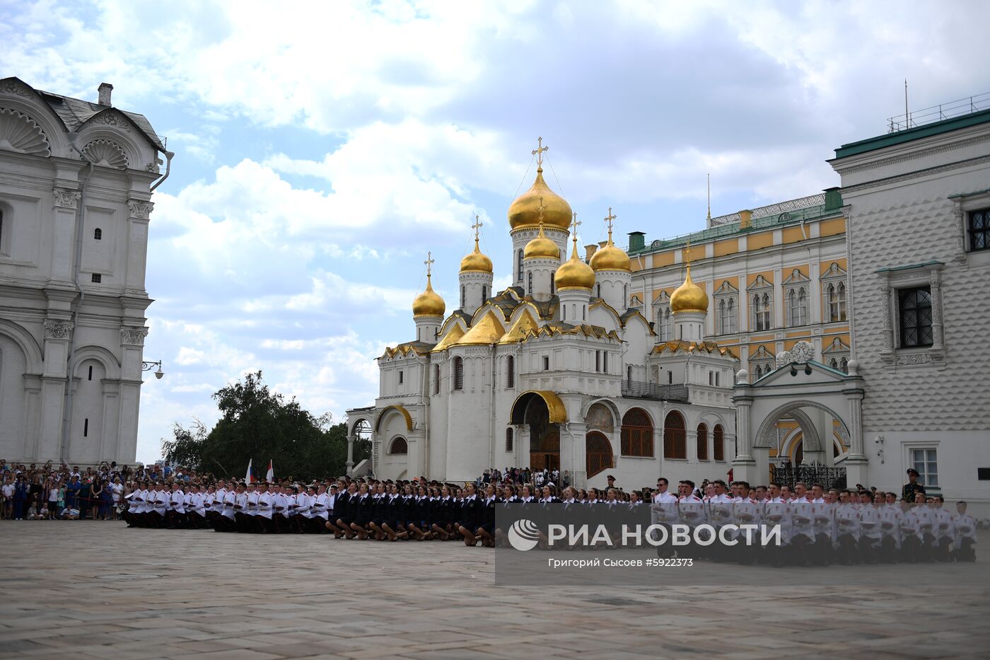 Вручение дипломов выпускникам военных вузов  на Соборной площади Кремля