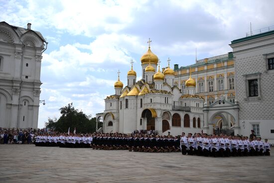 Вручение дипломов выпускникам военных вузов  на Соборной площади Кремля