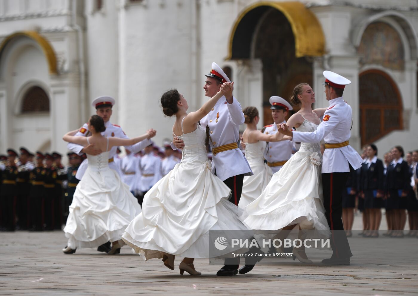 Вручение дипломов выпускникам военных вузов на Соборной площади Кремля