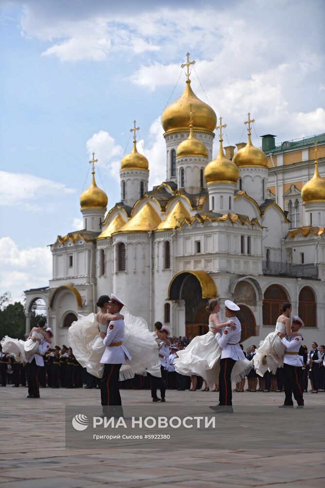 Вручение дипломов выпускникам военных вузов  на Соборной площади Кремля