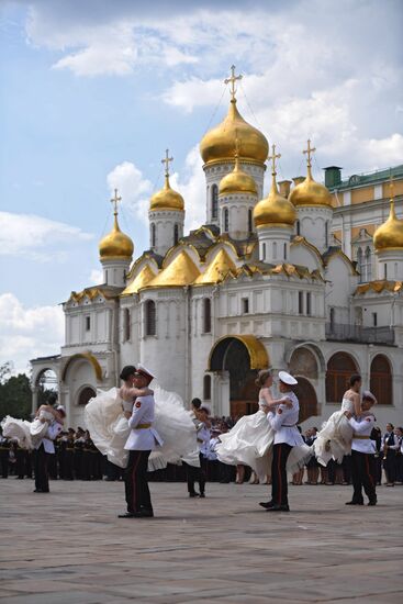 Вручение дипломов выпускникам военных вузов  на Соборной площади Кремля