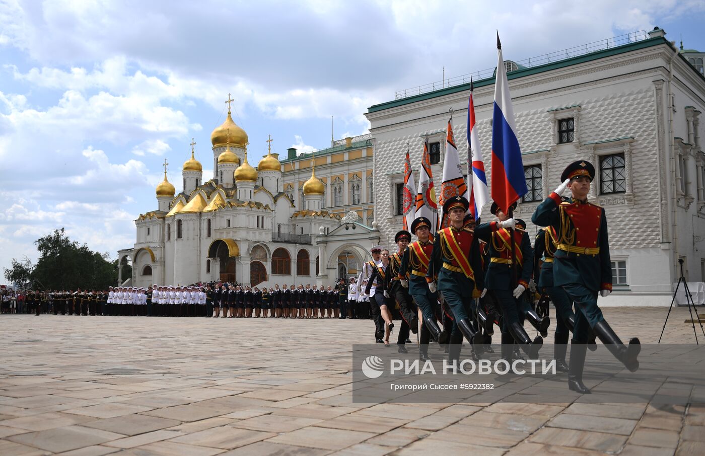 Вручение дипломов выпускникам военных вузов  на Соборной площади Кремля